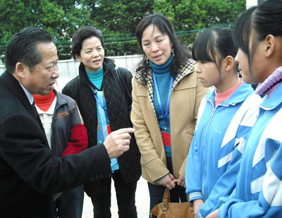 韶关政协港澳委员 捐助瑶族<em>贫困姐妹</em> - 香港文